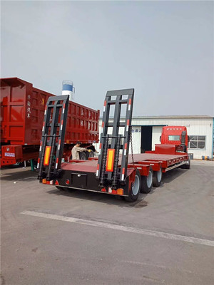 三橋凹梁托盤(pán)車(chē)載重60噸低平板運(yùn)輸車(chē)行情與轉(zhuǎn)運(yùn)應(yīng)用分析